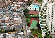 SAN PABLO, BRASIL. La favela de Parais&oacute;polis limita con el pr&oacute;spero distrito de Morumbi (Foto: Tuca Vieira). 