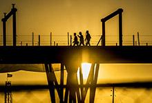 Trabajadores cruzando un puente en una obra en construcci&oacute;n de un centro de transportes en Anaheim, California, Estados Unidos; el FMI prev&eacute; un entorno de tasas reales  y un costo del capital bajos (foto: Bruce Chambers/ZUMA/Corbis) 