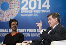 Winnie Byanyima de Oxfam, Guy Ryder de la OIT.  &ldquo;Si todos estamos de acuerdo en que [la desigualdad] es un problema, &iquest;qu&eacute; vamos a hacer al respecto?, pregunt&oacute; Ryder (foto: IMF) 