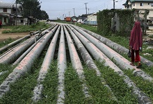 Oleoducto en la comunidad de Okrika cerca del centro petrolero de Port Harcourt en Nigeria. La ca&iacute;da de los precios del petr&oacute;leo ha reducido los ingresos de exportaciones de los pa&iacute;ses productores de petr&oacute;leo de &Aacute;frica subsahariana, que representan aproximadamente la mitad del PIB de la regi&oacute;n (Akintunde Akinleye/Reuters/Corbis) 