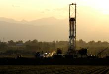 Torre petrolera en Colorado. La ca&iacute;da de los precios del petr&oacute;leo se debe en gran parte al petr&oacute;leo de esquisto y las nuevas tecnolog&iacute;as de perforaci&oacute;n, seg&uacute;n un informe del personal t&eacute;cnico del FMI (Foto: Chris Rogers/Corbis) 