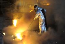 Un obrero procesa acero l&iacute;quido cerca de Santiago, Chile. Los pa&iacute;ses exportadores de materias primas est&aacute;n en mejores condiciones que antes para enfrentar la fase descendente del ciclo (foto: Jos&eacute; Luis Saavedra/ Reuters/ Corbis) 