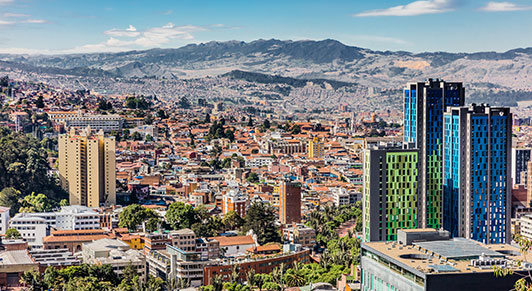 Vista de Bogotá, Colombia: El crecimiento económico está repuntando en el país (foto: OSTILL/iStock by Getty Images)