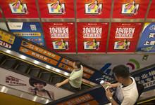 北京一家电子产品商店内搭乘电梯的人们。中国目前是世界上最大的经济体，其成功对本国和世界都至关重要。（照片：Mark Schiefelbein/ AP/ Corbis） 
