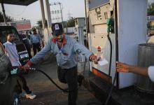 印度新德里加油站。初步证据表明，对石油进口国而言，油价下跌一方面带来更多收入，同时也增加了开支。 