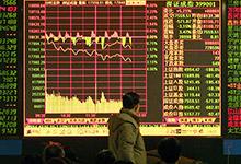 一名中国股民：金融危机正逐渐影响到影子银行，从发达经济体转到新兴经济体。（拍摄：Bei Feng/epa/Corbis） 