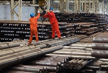 中国大连，一家钢铁厂的工人：低失业率、大宗商品价格下跌和可支配收入增加，是亚洲各国持续增长的部分贡献因素。（照片：Imaginechina/Corbis） 