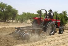 Labours à Saulawa, au Nigéria : le rebond de la production agricole devrait contribuer à l’accélération de la croissance en Afrique subsaharienne (photo: Joe Brock/Reuters/Newscom) 