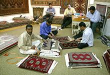 Atelier de tissage de tapis en Égypte. Atelier de tapis en Égypte. La croissance des pays arabes en transition est timide; des réformes énergiques sont donc nécessaires pour doper l’activité économique et créer des emplois bien rémunérés (photo : Godong/Newscom) 