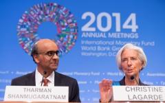 M. Shanmugaratnam, Président du CMFI, avec Mme Lagarde, Directrice générale du FMI : le CMFI a engagé les pays membres à mener des politiques volontaristes et ambitieuses pour  stimuler la croissance (IMF photo) 