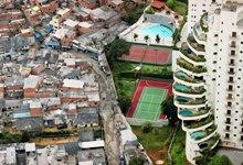 São Paulo, Brésil. La favela de Paraisópolis jouxte le quartier élégant de Morumbi (photo: Tuca Vieira). 