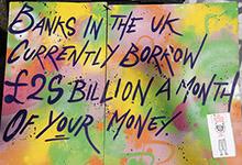 Pancarte de protestation au Royaume-Uni : «Les banques empruntent chaque mois 25 milliards de livres qui vous appartiennent» (photo: Roberto Herrett/Corbis) 
