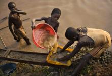 Orpaillage dans la région d’Ituri riche en ressources naturelles (Est de la République démocratique du Congo) : la RDC se penche sur un nouveau code minier pour accroître les recettes (photo: Finbarr O’Reilly/Reuters/Corbis) 