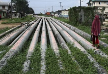 Un oléoduc dans le quartier d’Okrika, près de Port Harcourt, au Nigéria. La baisse des prix du pétrole a réduit les recettes d’exportation des pays producteurs de pétrole d’Afrique subsaharienne, qui représentent environ la moitié du PIB de la région (Akintunde Akinleye/Reuters/Corbis) 