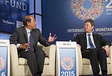 Le Directeur général adjoint du FMI M. Min Zhu s’entretient avec M. Florencio Barsana Abad des objectifs de développement durable pendant les Réunions de printemps (photo : FMI) 