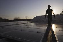Les énergies vertes peuvent être un outil de développement : panneaux solaires, Réserve de développement durable, Amazonas, Brésil (photo : Stringer/Brazil/Reuters/Corbis) 