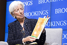 La Directrice générale du FMI, Christine Lagarde, à la <i>Brookings Institution</i> : en travaillant de manière concertée, la communauté internationale peut faire du développement durable une réalité (photo : FMI). 