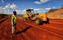 Construction d’une route à Marsabit, au Kenya. La chute des cours des produits de base pèse lourdement, mais beaucoup de pays continuent à bénéficier des investissements d’infrastructure (photo: Zhou Xiaoxiong/Xinhua Press/Corbis) 