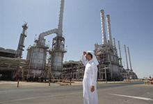 Ras-Tanura, la plus grande raffinerie de pétrole d’Arabie Saoudite : en raison de la baisse des prix des produits de base, les recettes sont en baisse dans beaucoup de pays, en particulier dans les pays producteurs de pétrole (photo : Jacques Langevin/Sygma/Corbis) 