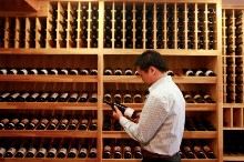 Buying wine in China.  Consumption in Asia will be supported by favorable labor market conditions, says the IMF (photo: Qilai Shen/In Pictures/Corbis) 