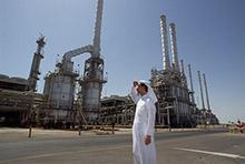 Oil refinery at Ras Tanura, Saudi Arabia: The country has played a stabilizing role in the global oil market in recent years (photo: Jacques Langevin/Corbis) 