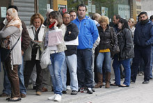 Spaniards wait to enter an unemployment office.  Growth needs to be stronger so more jobs can be created, says IMF (photo: Andrea Comas/Reuters/Corbis) 