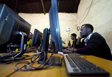 Cyber café in Nairobi, Kenya: sub-Saharan Africa should further improve business climate to attract foreign investment (photo: Tony Karumba/AFP/Newscom) 