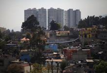 Slums aside an upscale neighborhood in Mexico City: Conditional transfer programs, such as Mexico’s Oportunidades, can help reduce income inequality by alleviating poverty, while controlling fiscal costs (photo: Stringer/Mexico/Reuters/Corbis) 