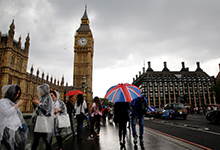 Londoners gather near Big Ben: the U.K. economy is doing well, but prospects of Brexit cloud the horizon (photo: Luke MacGregor/Reuters/Newscom) 
