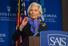 «Экономический подъем набирает силу, но он идет слишком медленно и наталкивается на ряд препятствий на своем пути», — отметила руководитель МВФ Кристин Лагард в речи накануне Весенних совещаний МВФ 2014 года (фото: МВФ). 