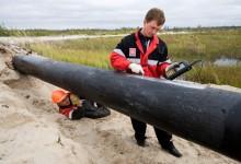 Инженеры проверяют нефтепроводы в Сибири на предмет трещин. Cнижение цен на нефть оказывает значительное воздействие на российскую экономику (фото: Jerome Levitch/Corbis) 