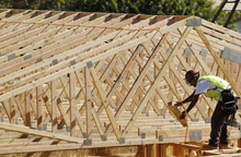 Albañil en San Marcos, California, Estados Unidos: Se espera que una reactivación en el mercado inmobiliario ayude a elevar el crecimiento en Estados Unidos a 2% en 2013 (Foto: Mike Blake/Reuters/Newscom) 
