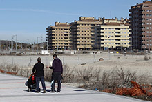 Personas caminando cerca de unos bloques de apartamentos casi vacíos en Sesena, a las afueras de Madrid, España. Los precios de la vivienda en este país cayeron aproximadamente un 30% desde el estallido de la burbuja de la propiedad en 2007 (foto: Andrea Comas/ Reuters/Newscom) 