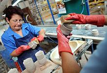 Fábrica de cerámica en Canelones, Uruguay. Se prevé que el crecimiento en América Latina continúe a un ritmo lento en 2014 (foto: Nicolas Celaya/Newscom) 