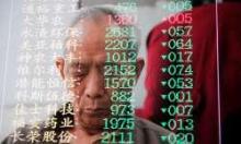 Hombre reflejado en la pantalla electrónica de la Bolsa de Shanghái. El FMI prevé que las economías de Asia se beneficien de la recuperación económica mundial en curso (foto: TPS/Top Photos/Corbis) 